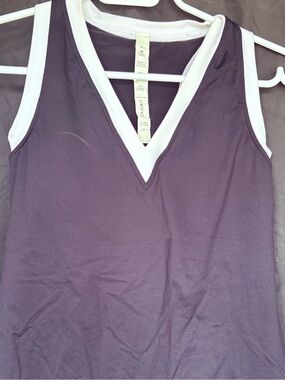 Lululemon Sleeveless V‑Neck Tank Top with Contrast Trim - black & White